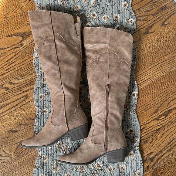 Fergalicious Women's Bata Boot in Sand Size 8.5 - Picture 4 of 8